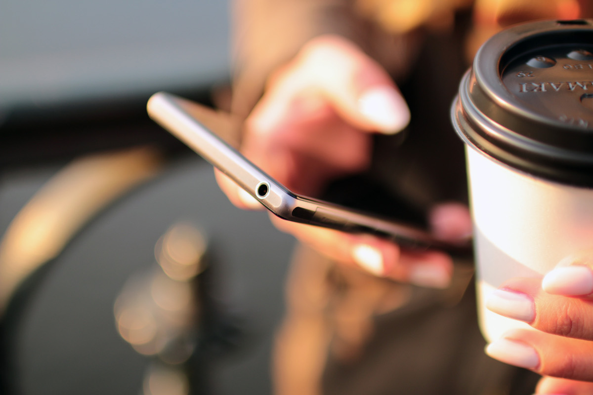 hands-coffee-smartphone-technology2